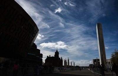 051025 - Oysho Cardiff Half Marathon - Runners make their way through Cardiff Bay as they take part in the Oysho Cardiff Half Marathon