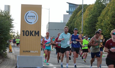 051025 - Oysho Cardiff Half Marathon - Runners make their way through Cardiff Bay as they take part in the Oysho Cardiff Half Marathon