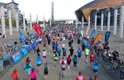 051025 - Oysho Cardiff Half Marathon - Runners make their way through Cardiff Bay as they take part in the Oysho Cardiff Half Marathon