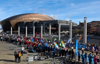 051025 - Oysho Cardiff Half Marathon - Runners make their way through Cardiff Bay as they take part in the Oysho Cardiff Half Marathon