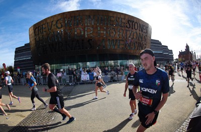 051025 - Oysho Cardiff Half Marathon - Runners make their way through Cardiff Bay as they take part in the Oysho Cardiff Half Marathon