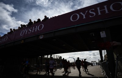 051025 - Oysho Cardiff Half Marathon - Runners make their way through Cardiff Bay as they take part in the Oysho Cardiff Half Marathon