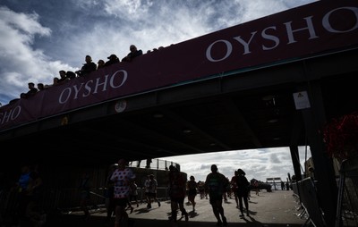 051025 - Oysho Cardiff Half Marathon - Runners make their way through Cardiff Bay as they take part in the Oysho Cardiff Half Marathon