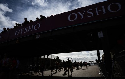 051025 - Oysho Cardiff Half Marathon - Runners make their way through Cardiff Bay as they take part in the Oysho Cardiff Half Marathon