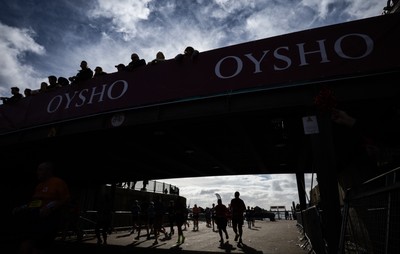 051025 - Oysho Cardiff Half Marathon - Runners make their way through Cardiff Bay as they take part in the Oysho Cardiff Half Marathon