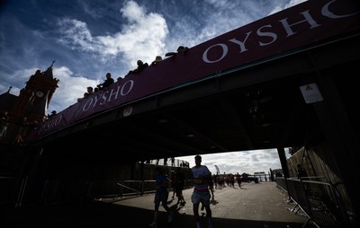 051025 - Oysho Cardiff Half Marathon - Runners make their way through Cardiff Bay as they take part in the Oysho Cardiff Half Marathon