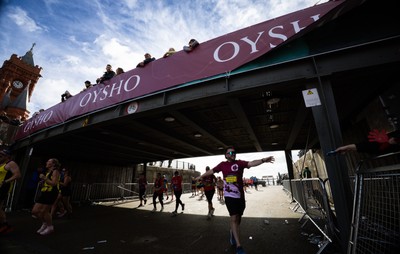 051025 - Oysho Cardiff Half Marathon - Runners make their way through Cardiff Bay as they take part in the Oysho Cardiff Half Marathon