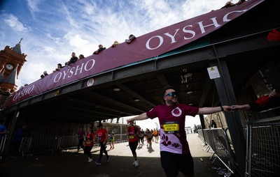 051025 - Oysho Cardiff Half Marathon - Runners make their way through Cardiff Bay as they take part in the Oysho Cardiff Half Marathon