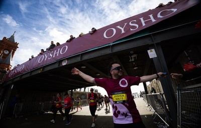 051025 - Oysho Cardiff Half Marathon - Runners make their way through Cardiff Bay as they take part in the Oysho Cardiff Half Marathon