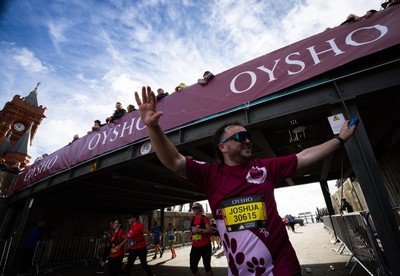 051025 - Oysho Cardiff Half Marathon - Runners make their way through Cardiff Bay as they take part in the Oysho Cardiff Half Marathon