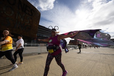 051025 - Oysho Cardiff Half Marathon - Runners make their way through Cardiff Bay as they take part in the Oysho Cardiff Half Marathon