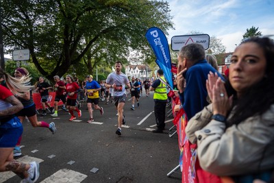 051025 - Oysho Cardiff Half Marathon - Rainbow Roundabout