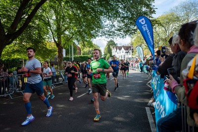 051025 - Oysho Cardiff Half Marathon - Rainbow Roundabout