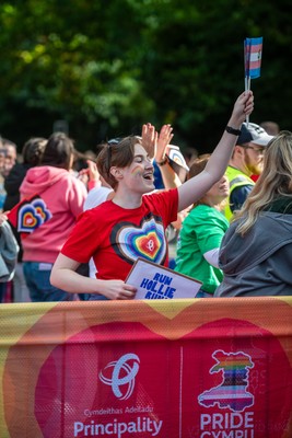 051025 - Oysho Cardiff Half Marathon - Rainbow Roundabout