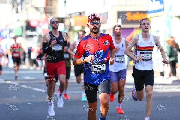 051025 - Oysho Cardiff Half Marathon - The race route passes through Albany Road, Roath