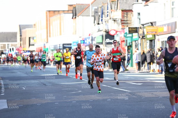 051025 - Oysho Cardiff Half Marathon - The race route passes through Albany Road, Roath