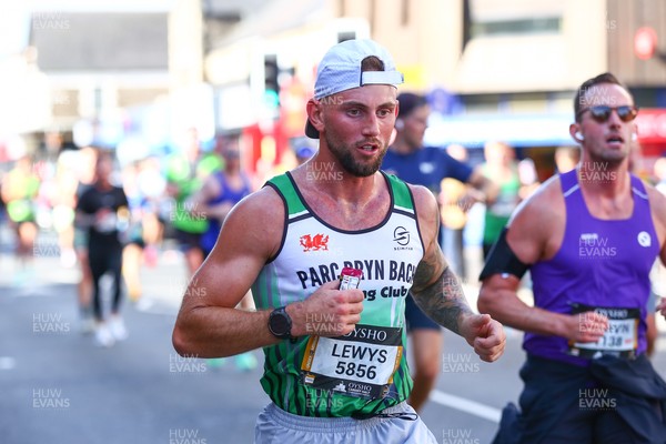 051025 - Oysho Cardiff Half Marathon - The race route passes through Albany Road, Roath