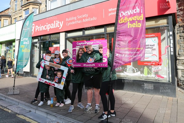 051025 - Oysho Cardiff Half Marathon - Businesses on Albany Road prepare for the race