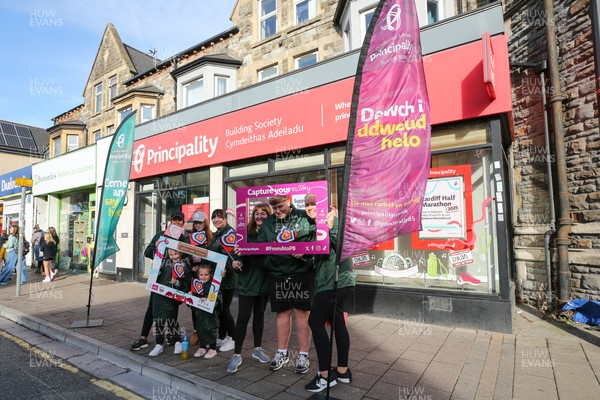051025 - Oysho Cardiff Half Marathon - Businesses on Albany Road prepare for the race