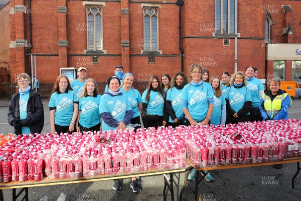 051025 - Oysho Cardiff Half Marathon - The extra milers support teams set up on Albany Road before for the race