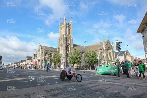 051025 - Oysho Cardiff Half Marathon - The race route passes through Albany Road, Roath