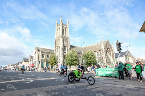 051025 - Oysho Cardiff Half Marathon - The race route passes through Albany Road, Roath