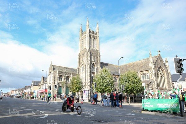 051025 - Oysho Cardiff Half Marathon - The race route passes through Albany Road, Roath