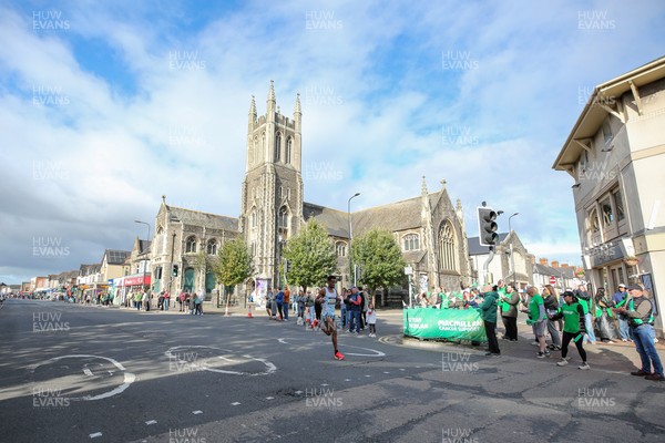 051025 - Oysho Cardiff Half Marathon - The race route passes through Albany Road, Roath