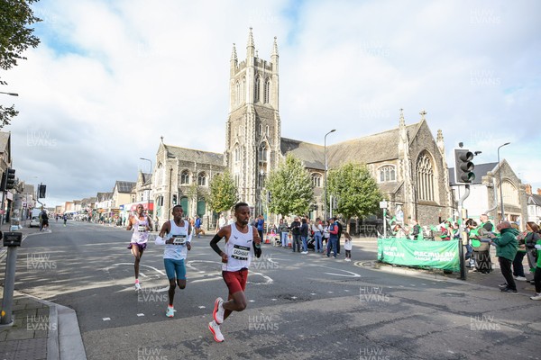 051025 - Oysho Cardiff Half Marathon - The race route passes through Albany Road, Roath