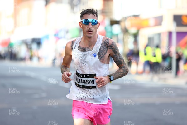 051025 - Oysho Cardiff Half Marathon - The race route passes through Albany Road, Roath