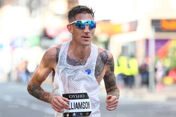 051025 - Oysho Cardiff Half Marathon - The race route passes through Albany Road, Roath
