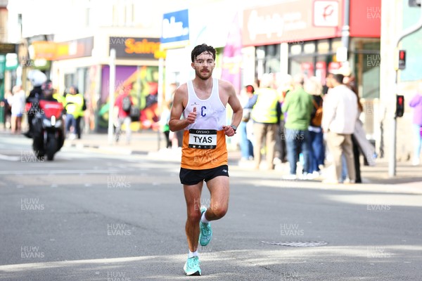 051025 - Oysho Cardiff Half Marathon - The race route passes through Albany Road, Roath