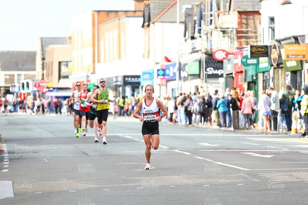 051025 - Oysho Cardiff Half Marathon - The race route passes through Albany Road, Roath