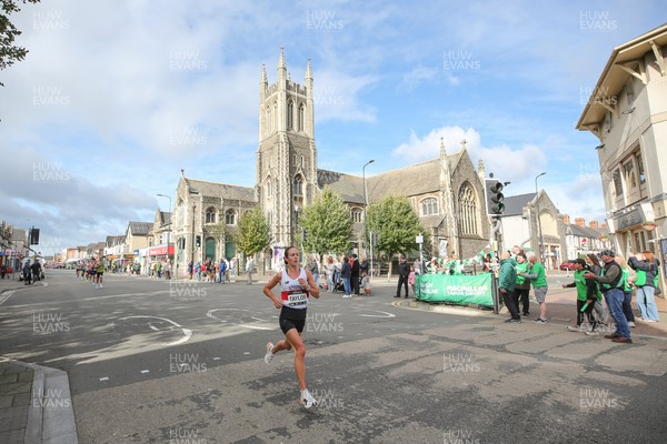 051025 - Oysho Cardiff Half Marathon - The race route passes through Albany Road, Roath