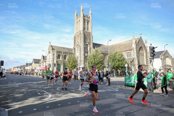 051025 - Oysho Cardiff Half Marathon - The race route passes through Albany Road, Roath