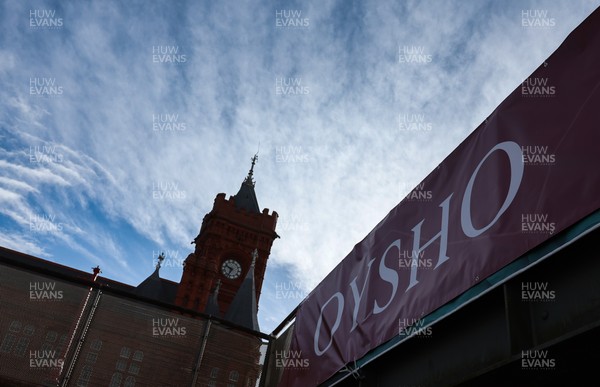 051025 - Oysho Cardiff Half Marathon - Runners make their way through Cardiff Bay as they take part in the Oysho Cardiff Half Marathon