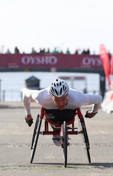 051025 - Oysho Cardiff Half Marathon - Runners make their way through Cardiff Bay as they take part in the Oysho Cardiff Half Marathon