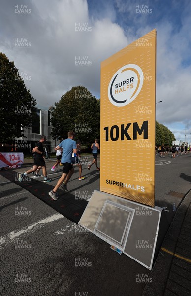 051025 - Oysho Cardiff Half Marathon - Runners make their way through Cardiff Bay as they take part in the Oysho Cardiff Half Marathon