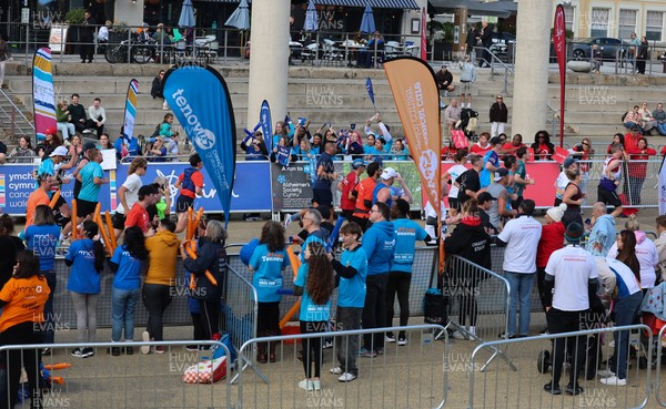 051025 - Oysho Cardiff Half Marathon - Runners make their way through Cardiff Bay as they take part in the Oysho Cardiff Half Marathon