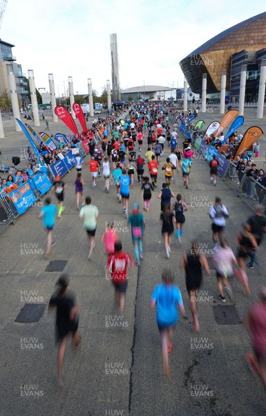 051025 - Oysho Cardiff Half Marathon - Runners make their way through Cardiff Bay as they take part in the Oysho Cardiff Half Marathon