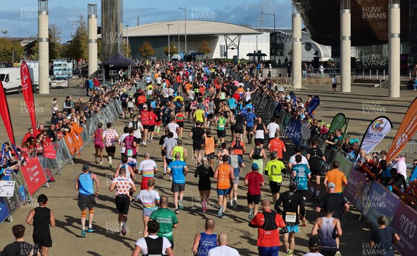 051025 - Oysho Cardiff Half Marathon - Runners make their way through Cardiff Bay as they take part in the Oysho Cardiff Half Marathon