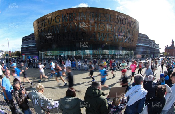 051025 - Oysho Cardiff Half Marathon - Runners make their way through Cardiff Bay as they take part in the Oysho Cardiff Half Marathon