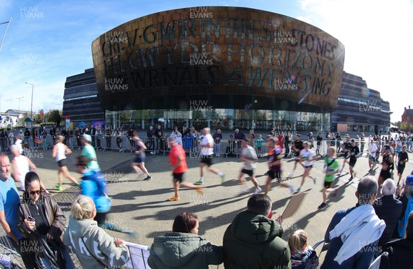 051025 - Oysho Cardiff Half Marathon - Runners make their way through Cardiff Bay as they take part in the Oysho Cardiff Half Marathon