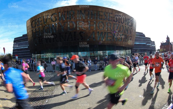 051025 - Oysho Cardiff Half Marathon - Runners make their way through Cardiff Bay as they take part in the Oysho Cardiff Half Marathon