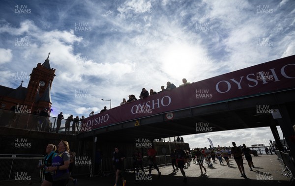 051025 - Oysho Cardiff Half Marathon - Runners make their way through Cardiff Bay as they take part in the Oysho Cardiff Half Marathon