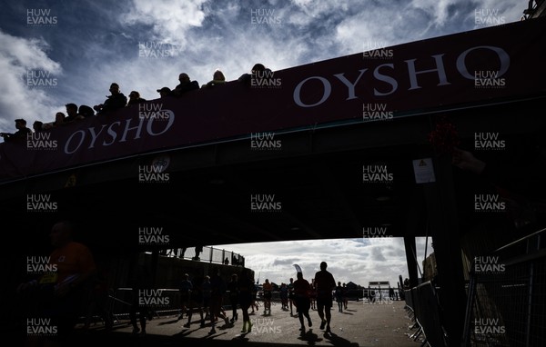 051025 - Oysho Cardiff Half Marathon - Runners make their way through Cardiff Bay as they take part in the Oysho Cardiff Half Marathon