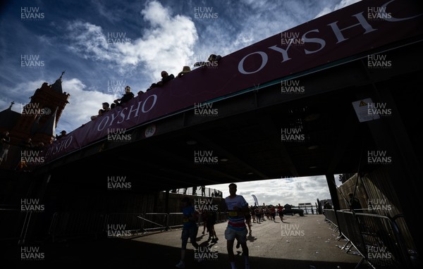 051025 - Oysho Cardiff Half Marathon - Runners make their way through Cardiff Bay as they take part in the Oysho Cardiff Half Marathon