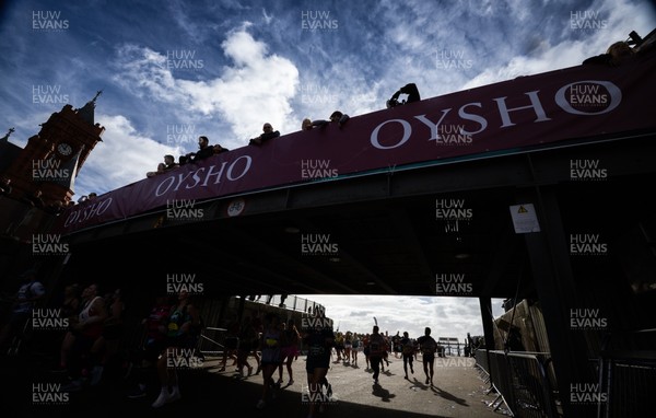 051025 - Oysho Cardiff Half Marathon - Runners make their way through Cardiff Bay as they take part in the Oysho Cardiff Half Marathon