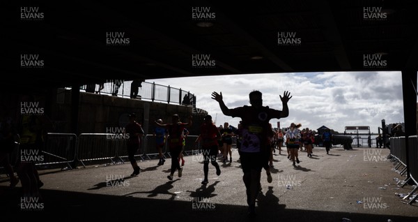 051025 - Oysho Cardiff Half Marathon - Runners make their way through Cardiff Bay as they take part in the Oysho Cardiff Half Marathon