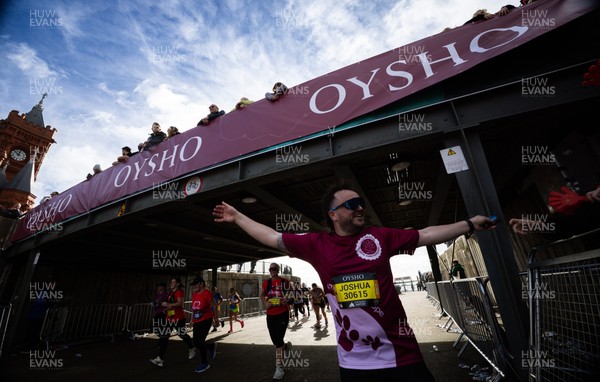 051025 - Oysho Cardiff Half Marathon - Runners make their way through Cardiff Bay as they take part in the Oysho Cardiff Half Marathon